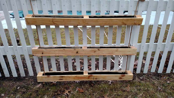 Hanging Pallet Planter Box for Privacy #diy #pallet #garden #decorhomeideas