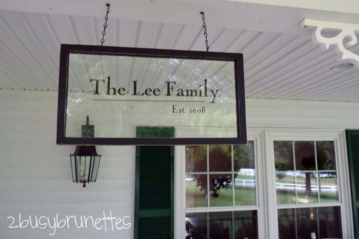 Hanging Recycled Window Sign #diy #porch #sign #decorhomeideas