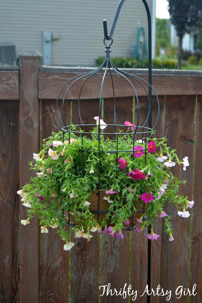 Hanging Wire Flower Pot Cage #diy #planter #flower #hanging #garden #decorhomeideas