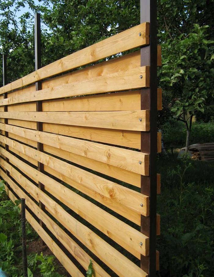 Horizontal Plank Fence with Metal Posts #farmhouse #summer #decor #decorhomeideas
