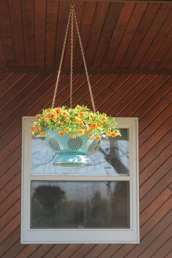 Lovely Hanging Colander Flower Pot #diy #garden #decor #countryside #decorhomeideas