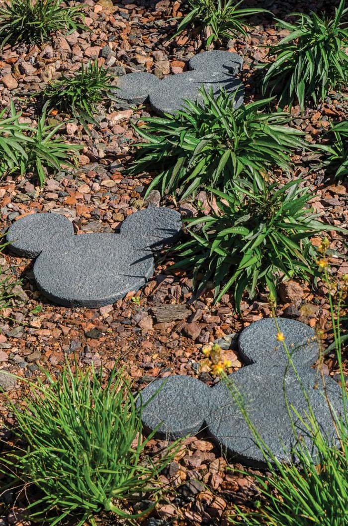 Mickey Mouse in the Garden #steppingstones #garden #backyard #pathway #decorhomeideas