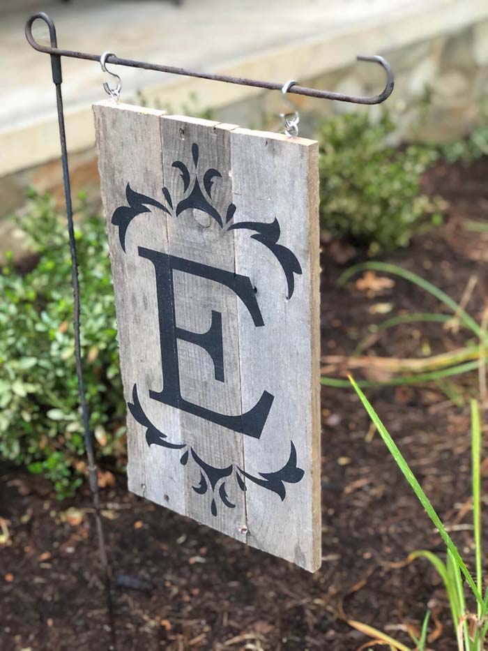 Monogrammed Garden Sign Outdoor Décor #diy #pallet #garden #decorhomeideas