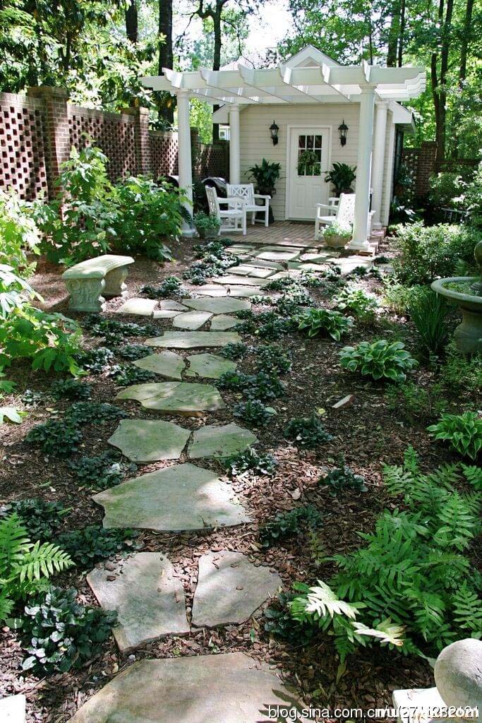 Natural Flagstone For A Classic Look #diy #pathway #walkway #garden #decorhomeideas