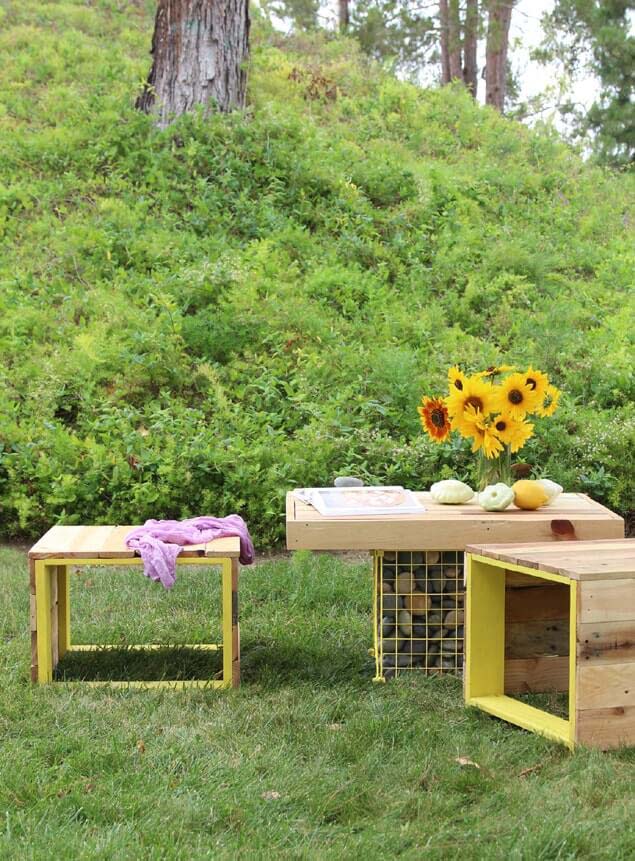 Pallet Coffee Table and Bench for the Backyard #diy #pallet #garden #decorhomeideas