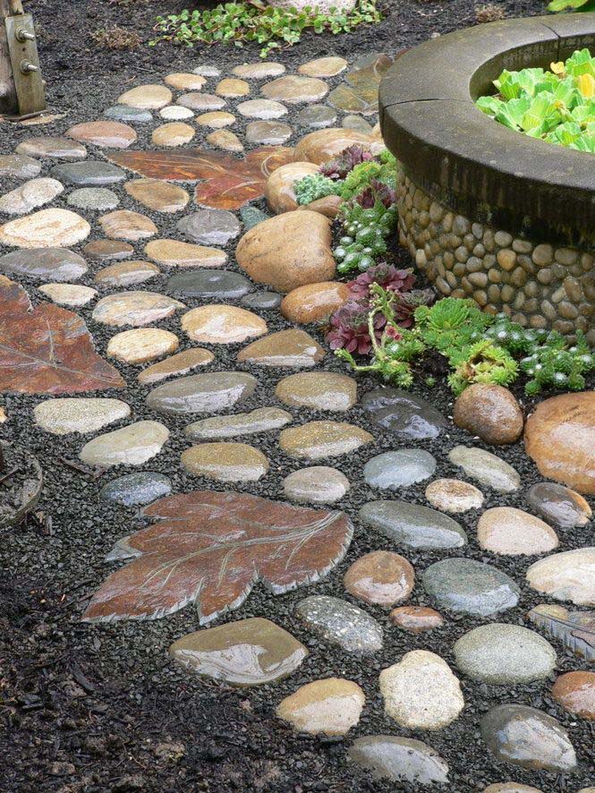 Pave the Way in your Garden with Pebbles #steppingstones #garden #backyard #pathway #decorhomeideas