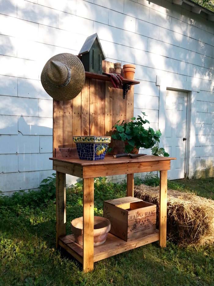 Potting Bench Made from Upcycled Pallets #diy #pallet #garden #decorhomeideas