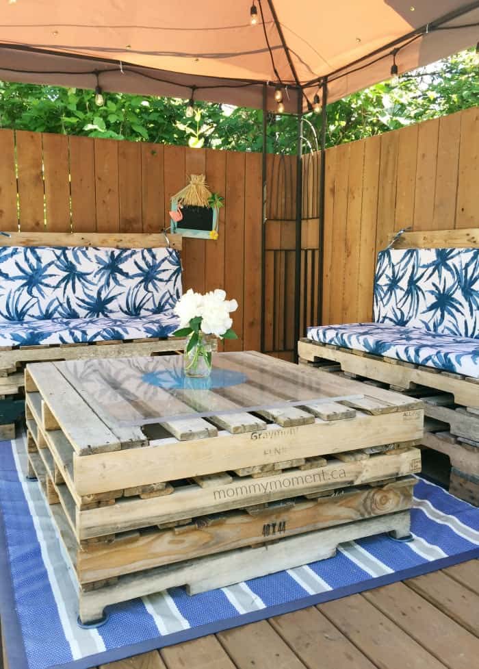 Pretty Pallet Outdoor Living Set #diy #furniture #patio #decorhomeideas