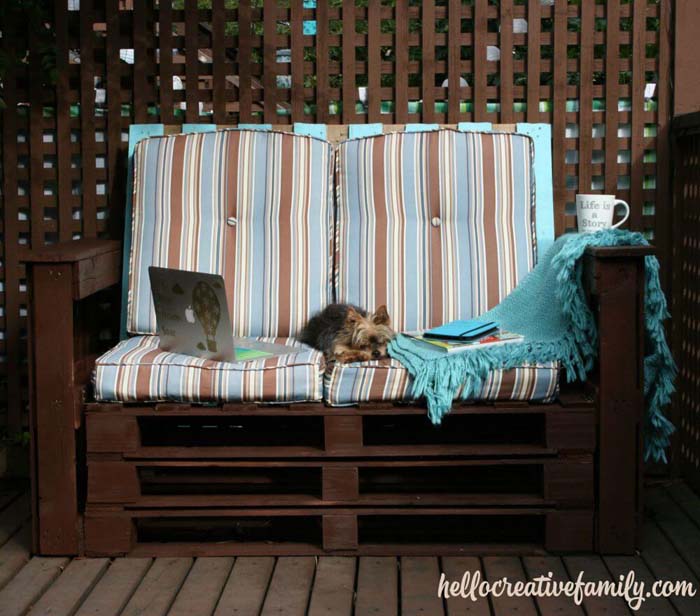 Recycle Pallets with a Garden Bench #diy #pallet #garden #decorhomeideas