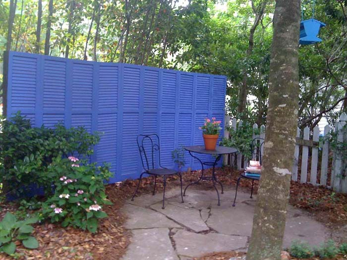 Recycled House Shutter Screening Fence #farmhouse #summer #decor #decorhomeideas