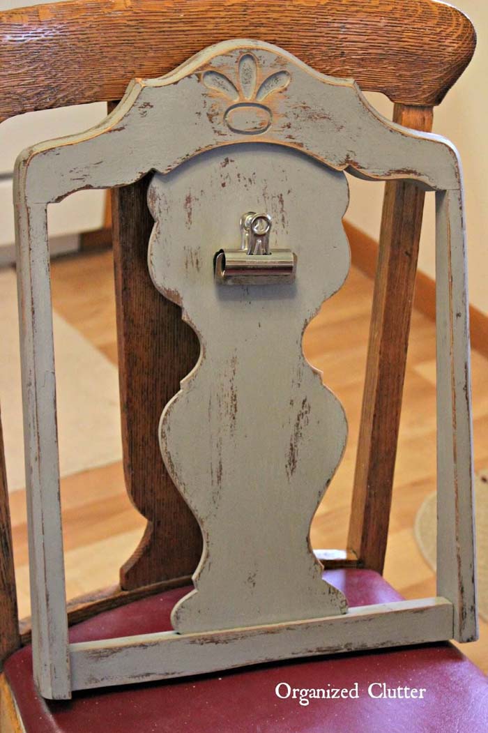 Repurposed Chair Back Photo Holder #chair #diy #repurposed #decorhomeideas