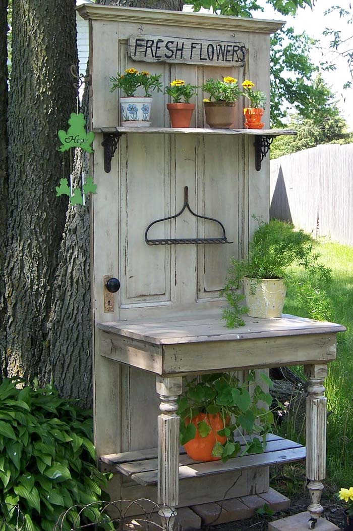 Repurposed Old Door Potting Bench Idea #diy #potting #bench #garden #decorhomeideas