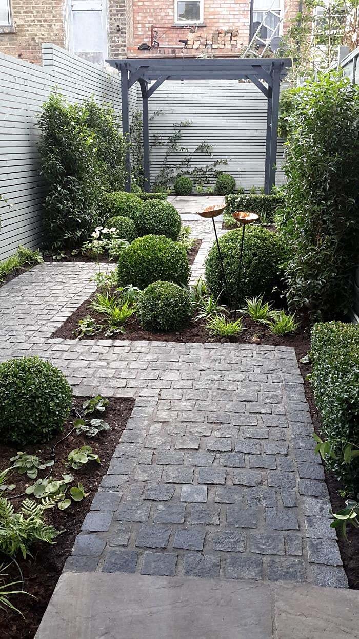 Rough-hewn Stone Contrasts With Crisp Zigzag Lines #diy #pathway #walkway #garden #decorhomeideas