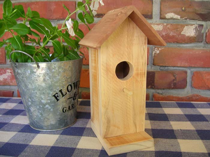 Rustic Decorative Birdhouse with Aromatic Cedar Roof #diy #pallet #garden #decorhomeideas