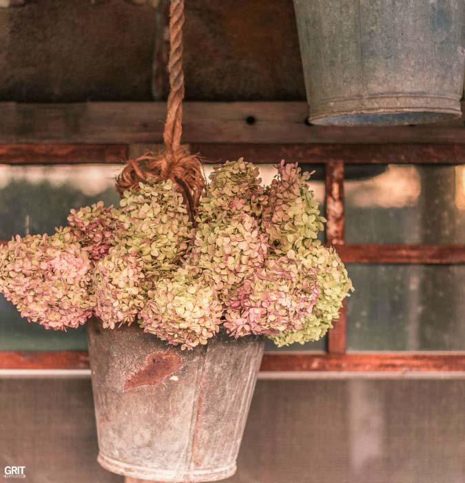 Rustic Old Pulley for a Vintage Garden #diy #garden #decor #countryside #decorhomeideas