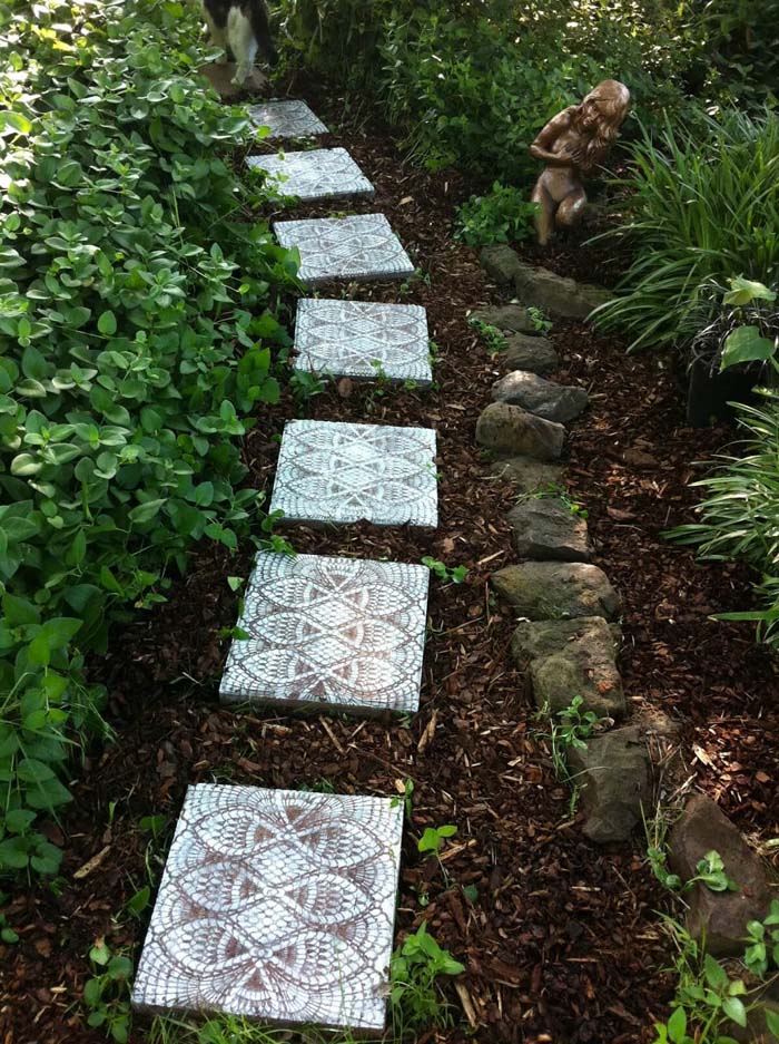 Show Off Custom Tiles Against Dark Mulch #diy #pathway #walkway #garden #decorhomeideas