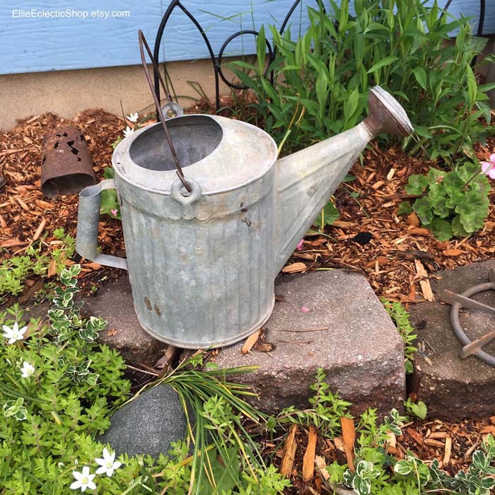 Simple and Beautiful Galvanized Watering Can #diy #garden #decor #countryside #decorhomeideas