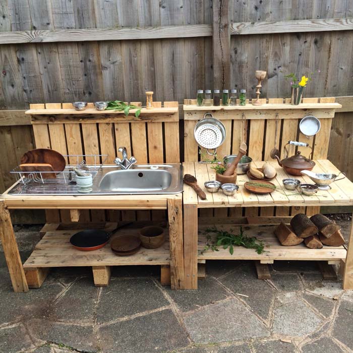 Simple DIY Wood Pallet Food Prep Station #outdoorkitchen #garden #ktichen #decorhomeideas