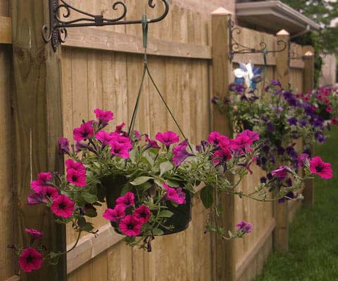 Simple Fence Post Planters for Petunias #diy #planter #flower #hanging #garden #decorhomeideas