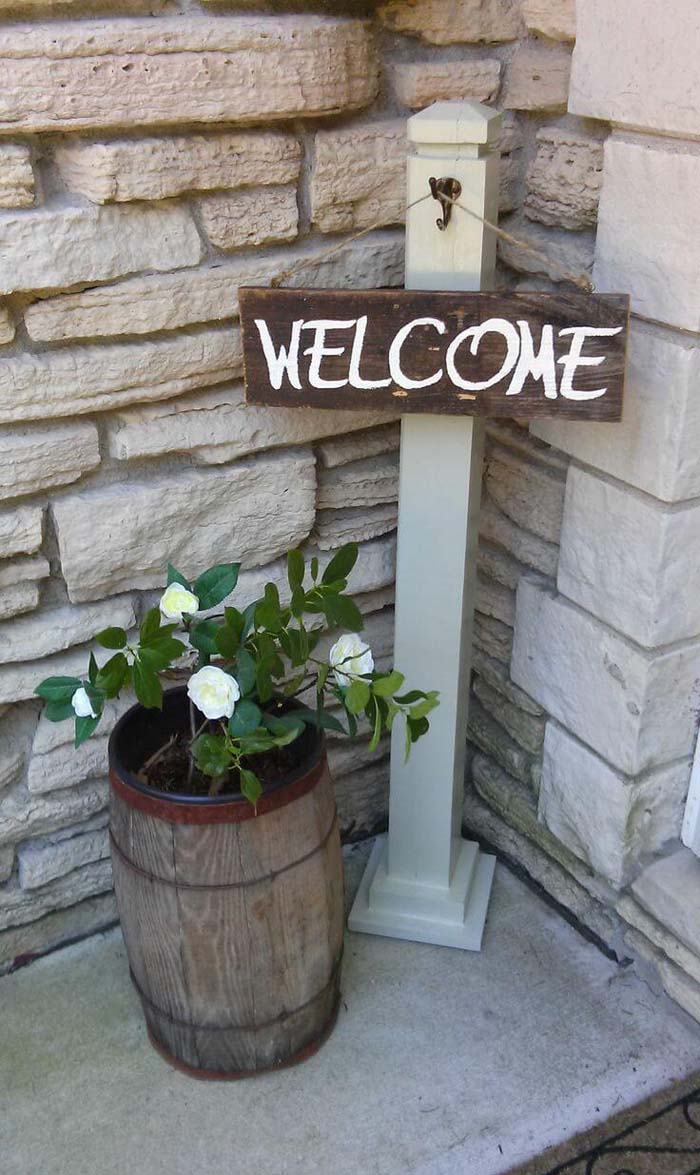 Simple Hanging Wooden Welcome Sign #diy #porch #sign #decorhomeideas