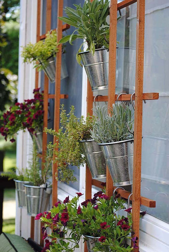 Simple Summertime Vertical Trellis Garden #diy #planter #flower #hanging #garden #decorhomeideas