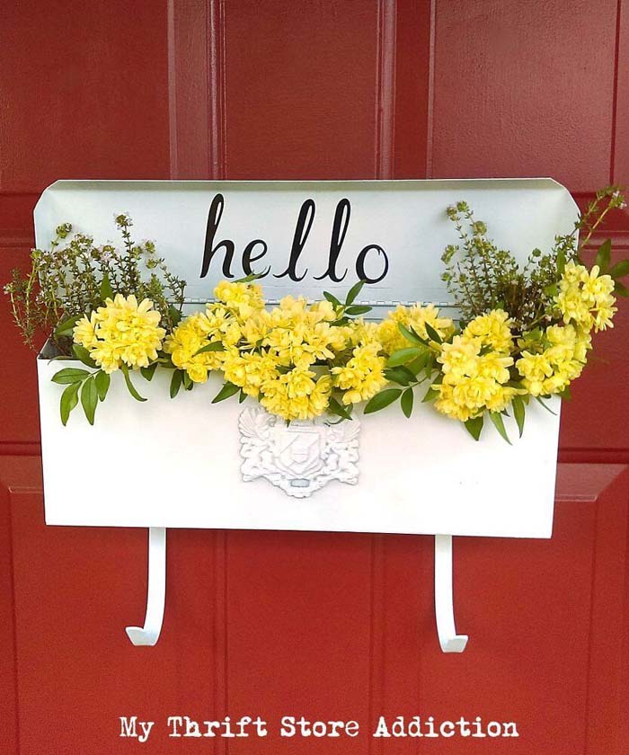 Strikingly Simple Vintage Mailbox Planter #diy #garden #decor #countryside #decorhomeideas