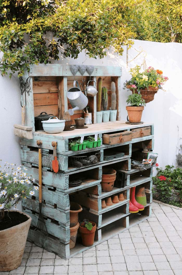 Super Functional Pallet Potting Station #diy #potting #bench #garden #decorhomeideas