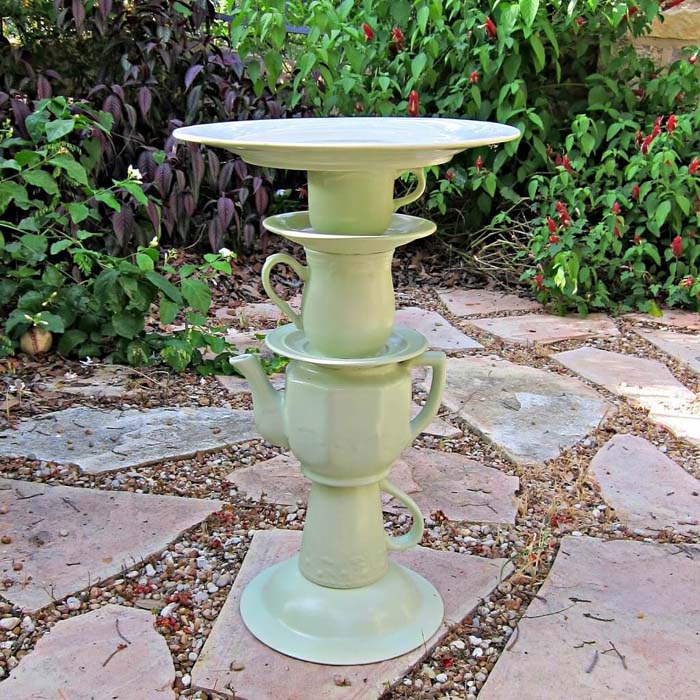 Sweet and Cute Tea Pot Bird Bath #diy #garden #decor #countryside #decorhomeideas