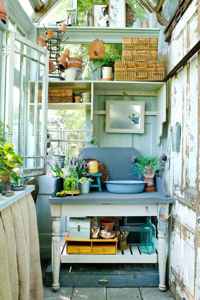 The Perfect Indoor/Outdoor Gardening Station #diy #potting #bench #garden #decorhomeideas