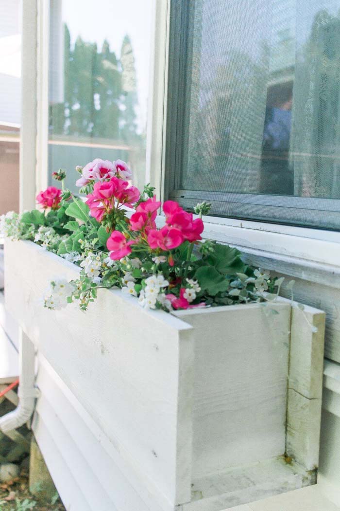 Turn a Pallet into a Window Planter Box #diy #pallet #garden #decorhomeideas