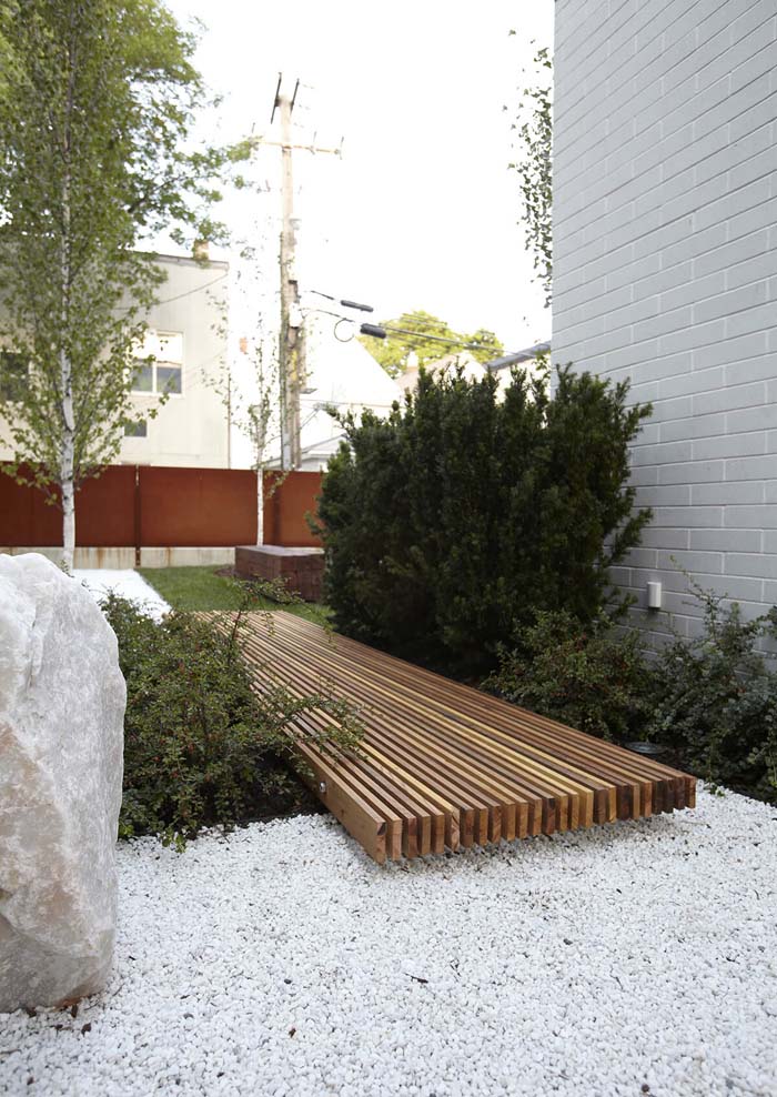 Unexpected Vertical Placement Of Wooden Planks #diy #pathway #walkway #garden #decorhomeideas