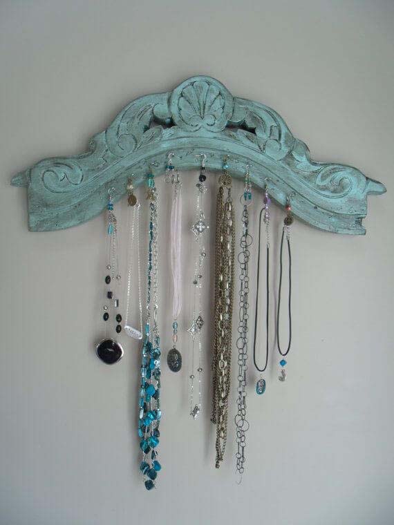 Unique Way to Hang Your Necklaces #chair #diy #repurposed #decorhomeideas