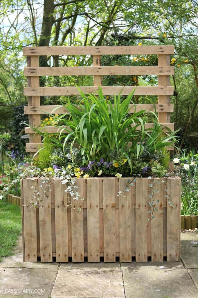 Upcycled Pallet Planter Stand for Backyard Privacy #diy #pallet #garden #decorhomeideas