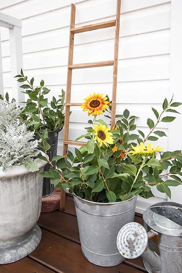 Versatile Mini Do-it-Yourself Farmhouse Ladder #diy #garden #decor #countryside #decorhomeideas