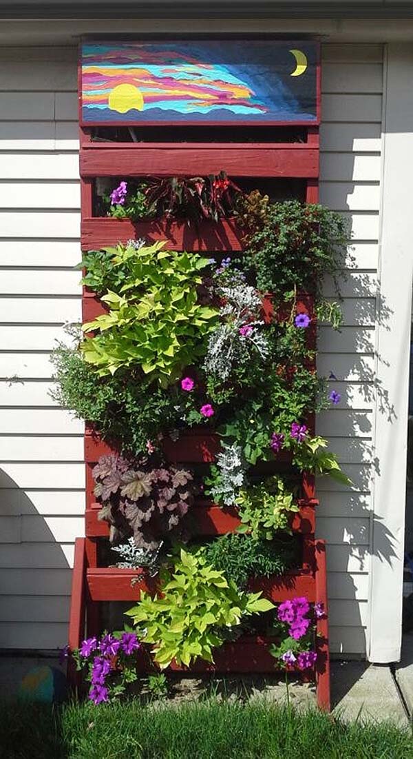 Vertical Planter from Recycled Wood Pallets #diy #pallet #garden #decorhomeideas