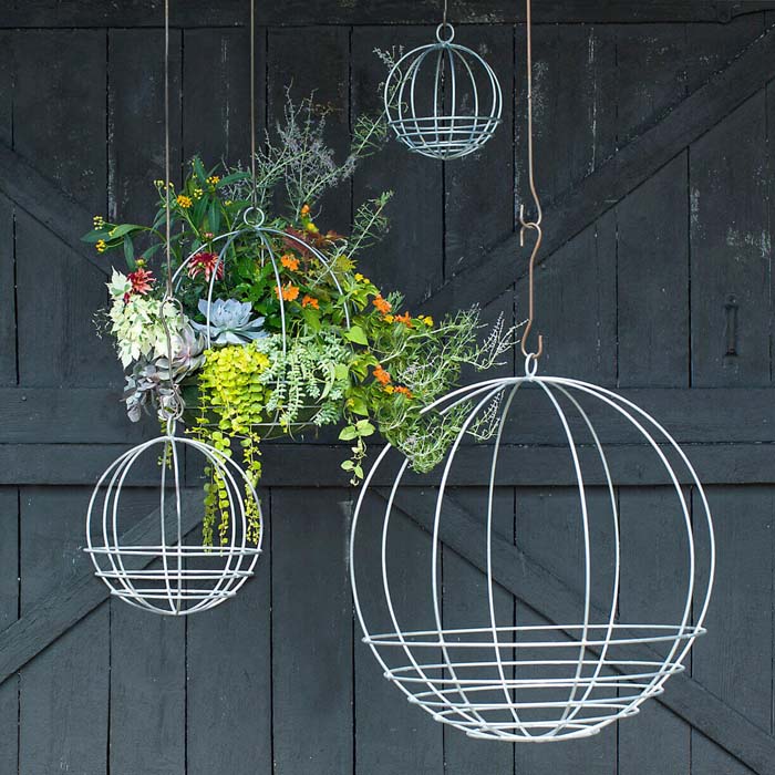 Vintage Hanging Orb Flower Planters #diy #planter #flower #hanging #garden #decorhomeideas