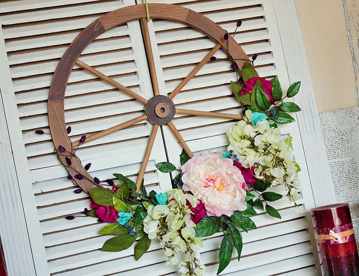 Wagon Wheel Wreath with Various Flowers #farmhouse #summer #decor #decorhomeideas