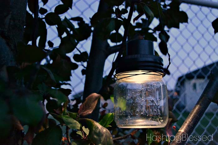 Whimsical Hanging Jar Lights #diy #solar #lights #solarlight #garden #decorhomeideas