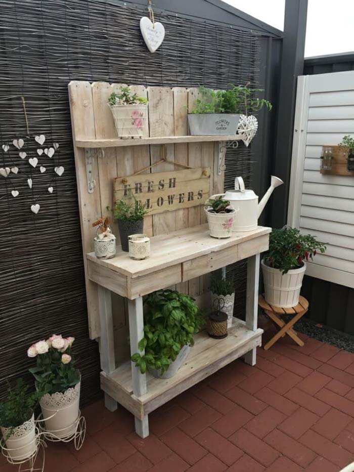 Whitewashed Picket Fence Backing Board #diy #potting #bench #garden #decorhomeideas