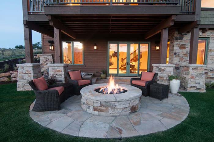 Backyard Barbecue Spot for Entertaining #diy #round #firepit #decorhomeideas