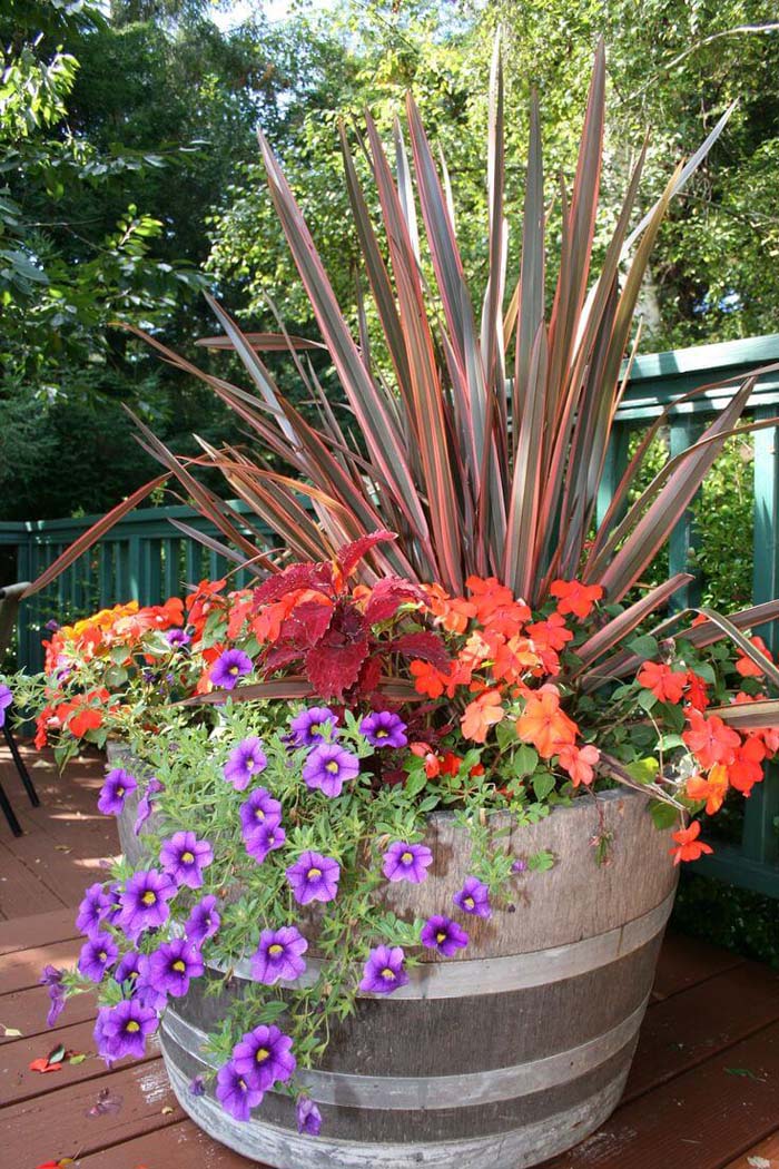 Barrel Planter with Petunias #diy #planter #porch #decorhomeideas