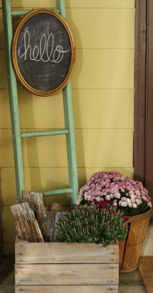 Barrel Planters with Chalkboard Sign #diy #planter #porch #decorhomeideas