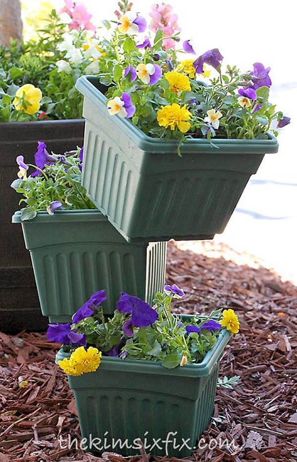 Build a Flower Tower out of Stacked Pots #diy #flowertower #garden #decorhomeideas