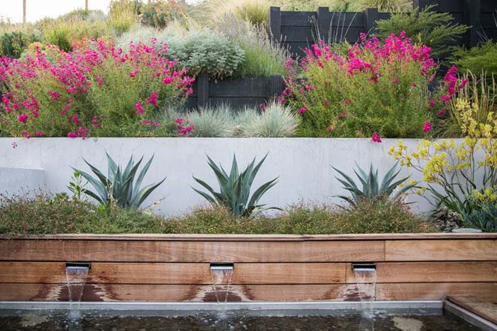 Built-In Planters with Water Feature #diy #planter #garden #decorhomeideas