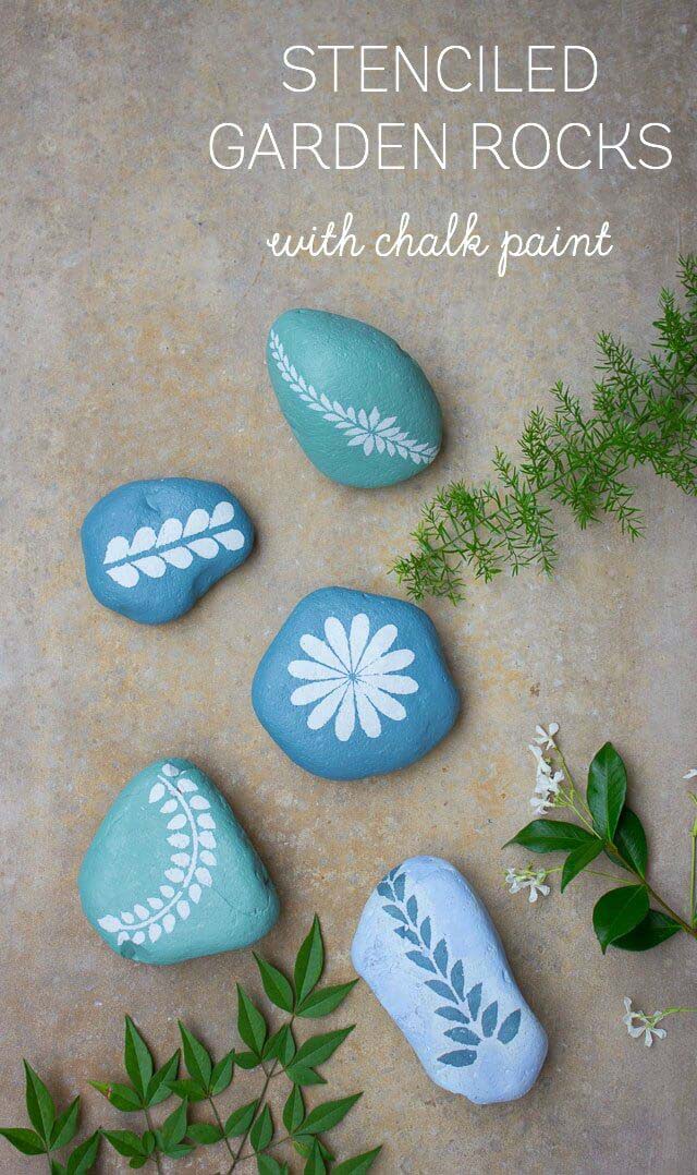 Chalk Paint Stenciled Garden Rocks #diy #paint #garden #decorations #decorhomeideas