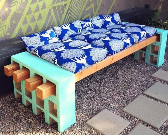 Cinder Block Cushioned Bench #diy #patio #decorations #decorhomeideas