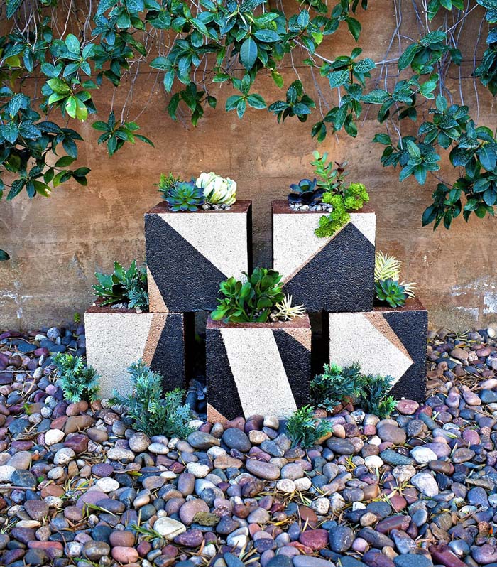 Cinder Block Planters #diy #paint #garden #decorations #decorhomeideas
