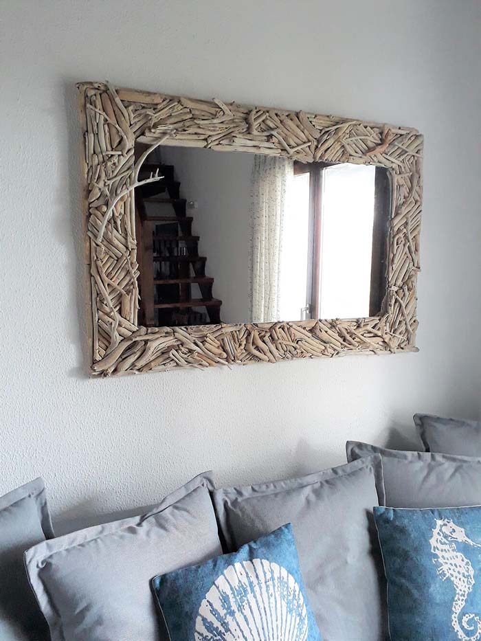 Coastal Mirror Made with Driftwood #coastal #beach #decor #decorhomeideas