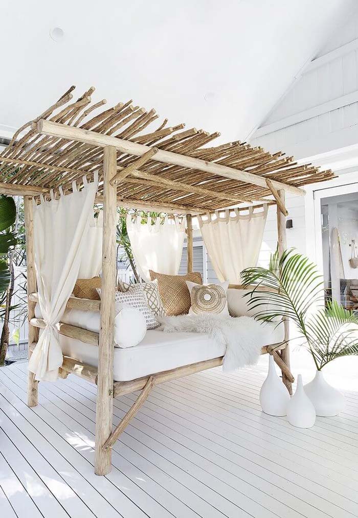 Comfortable Daybed #backyard #sitting #area #decorhomeideas