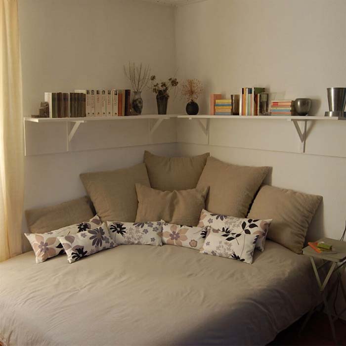 Corner Living with Lots of Pillows #bedroom #small #design #decorhomeideas